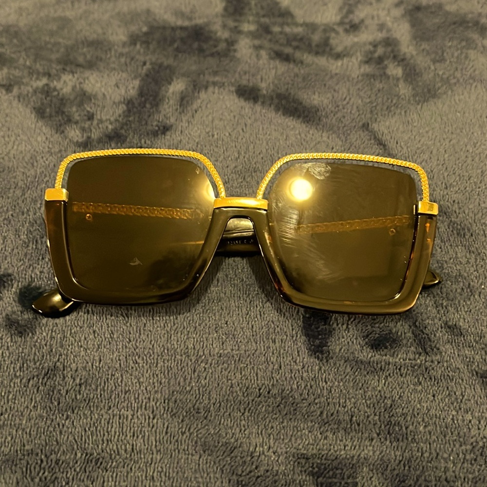 Lenses brown with golden top brim on.